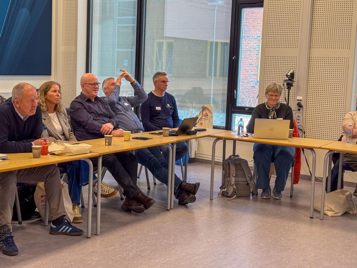 260324_ILPs inspirasjonsdag-1701.jpg Menn og kvinner sitter rundt et bord